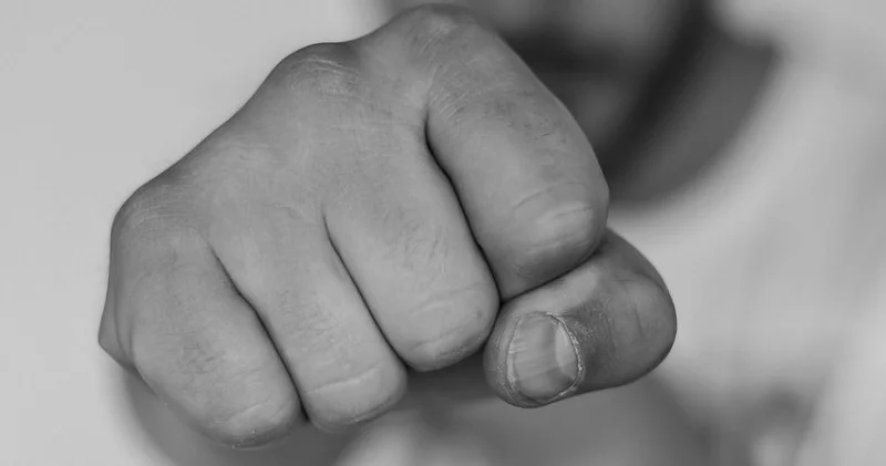 “Pulu hələ də vermir” Tanışını döyüb, peşman deyil