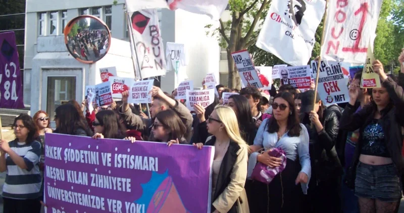 İstanbulda etiraz aksiyası: 97 TƏLƏBƏ SAXLANILDI