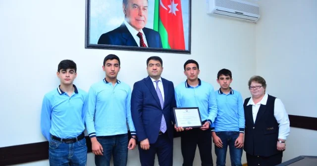 Seymur Orucov məktəbliləri təltif etdi FOTOLAR
