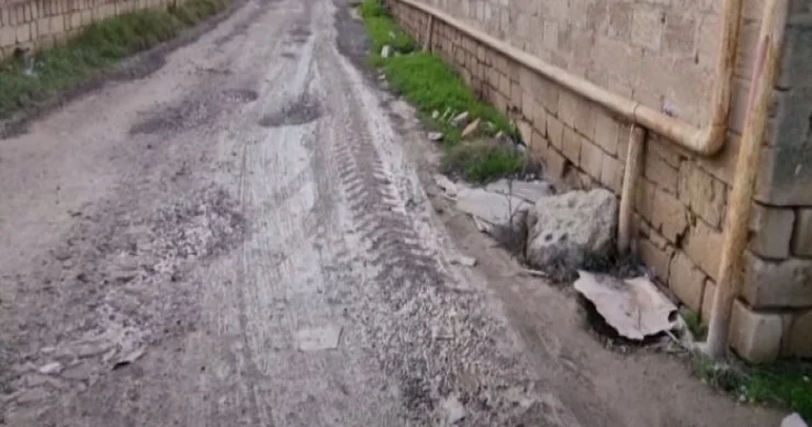 Bakının bu qəsəbəsinə, nə təcili yardım maşını gedə bilir, nə də taksi VİDEO