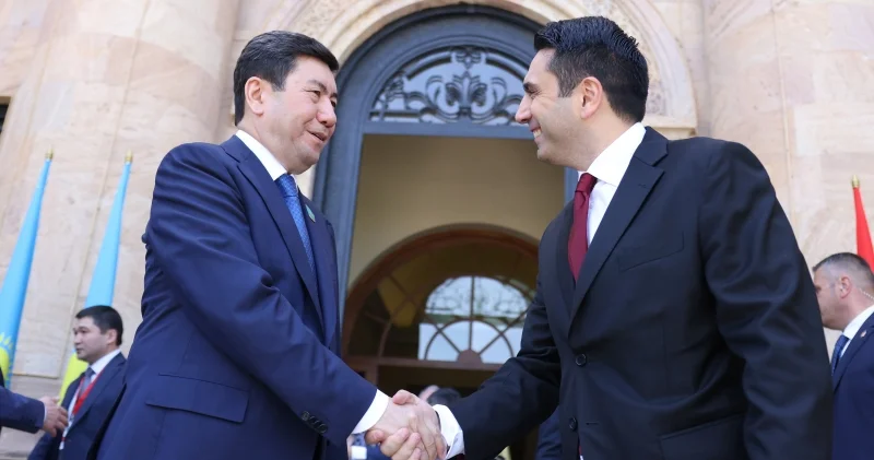 Alen Simonyan Qazaxıstanda Azərbaycanla sülh sazişindən danışdı