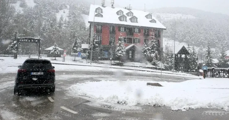 Mayın ortasında lopa lopa qar yağdı