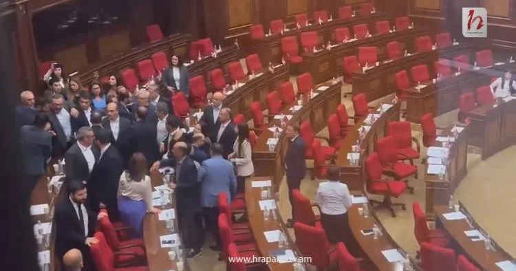 Ermənistan parlamentində əlbəyaxa dava VİDEO