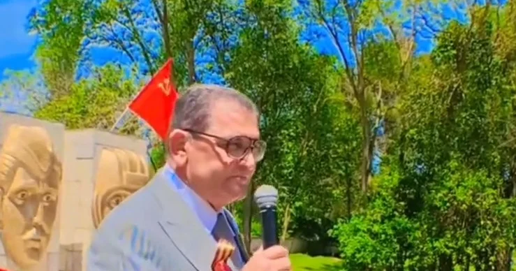 Səmədov SSRİ bayrağı və təcavüz lentinə görə Ağsaqqallar Şurasının üzvlüyündən xaric edilib