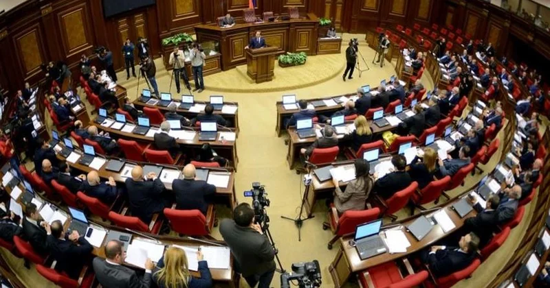 Erməni parlamentində ara qarışdı Koçaryanın oğlu spikeri döyməklə hədələdi (VİDEO)