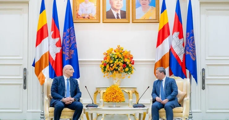 Elçin Əmirbəyov Kambocaya səfər edib