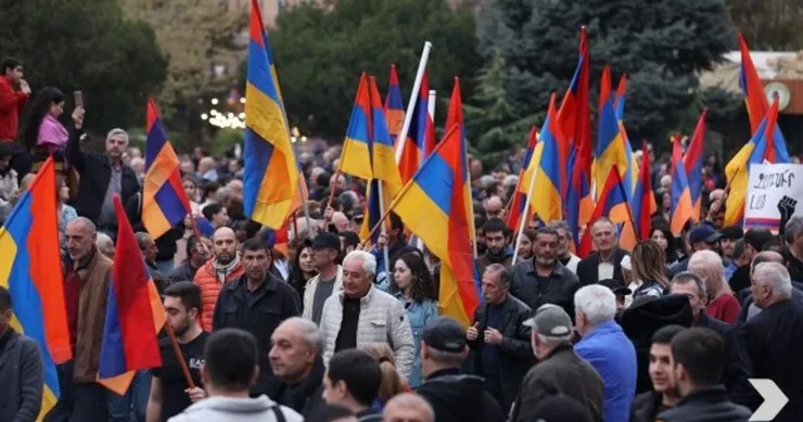 Ermənistanda növbəti seçki qalmaqalı: Məktəblilər və müəllimlər Paşinyanın mitinqinə aparılır