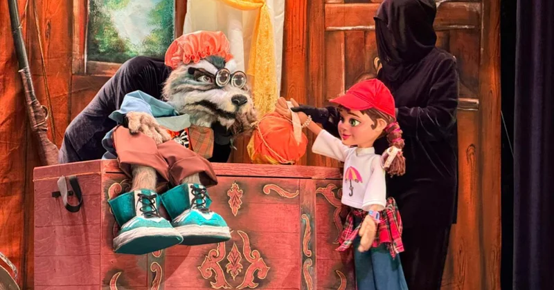 “Aldanmış Canavar” Kukla Teatrının səhnəsində