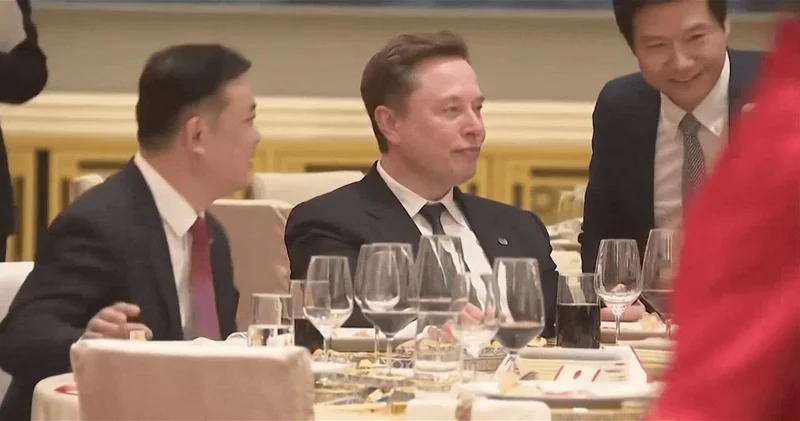 Илон Маск неохотно позировал для селфи с главой Xiaom ВИДЕО