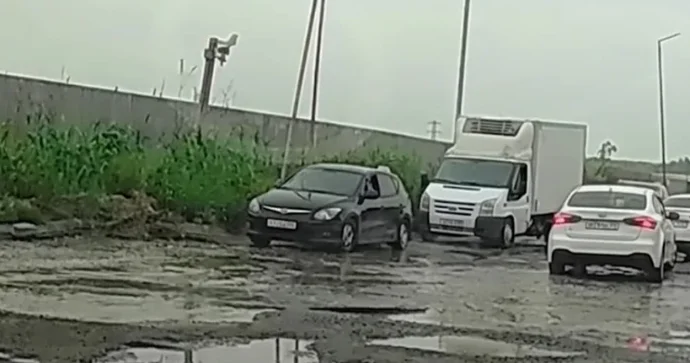 Xırdalanda yol yararsız hala düşüb, alternativi də yoxdur Nə vaxt təmir ediləcək? VİDEO