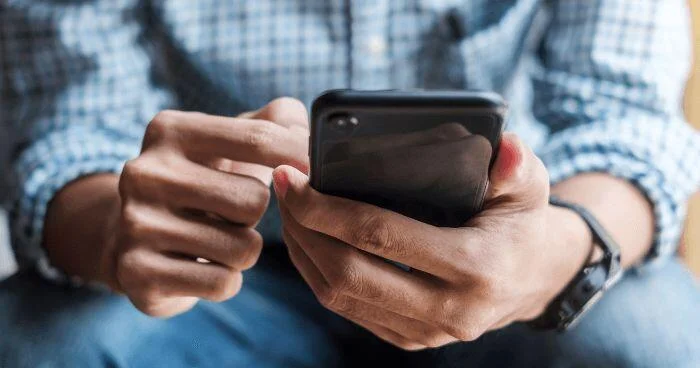Hər telefonda olan tətbiq 4 QB lıq faylı gizlicə yükləyir: Parametrləri dərhal dəyişin