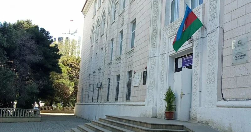 В Баку ученица выпала из окна школы