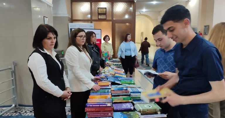 Universitetdə kitab sərgisi keçirilib FOTO