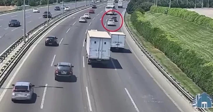 Ошибка ценою в жизнь: в Баку водителей призывают правильно выставлять знак аварийной остановки