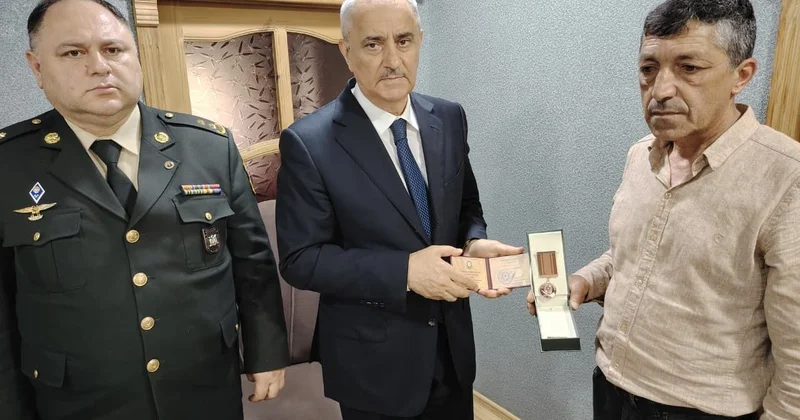 Qusarın icra başçısı aprel şəhidinin medalını ailəsini təqdim edib FOTO