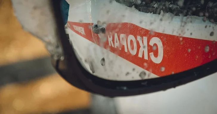 В России FPV дрон атаковал легковую машину, ранен мужчина