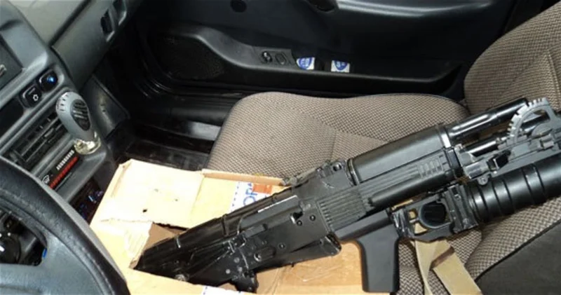 В Баку таксист перевозил в автомобиле автомат Калашникова