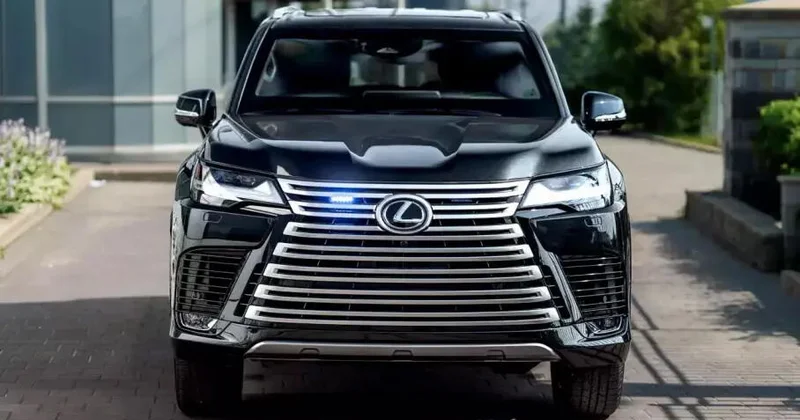 Представлен Lexus LX 700, который выдерживает взрывы гранат и пули