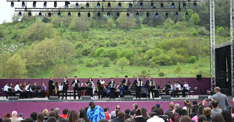 “Xarıbülbül” festivalı davam edir: Cıdır düzündə gənc istedadlar səhnədə