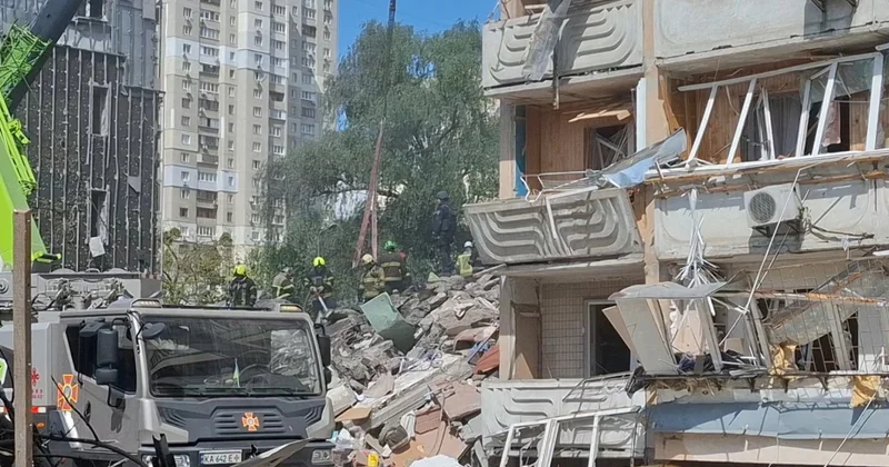Kiyevə hava zərbəsi nəticəsində hündürmərtəbəli yaşayış binası çöküb AZƏRTAC ın hadisə yerindən reportajı