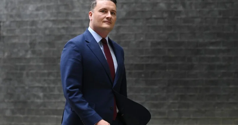 Britaniyanın səhiyyə naziri Starmerə etiraz olaraq istefa verdi