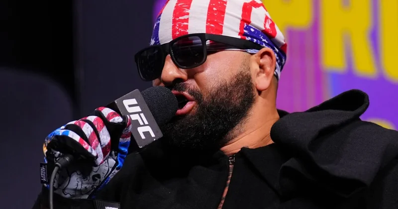 Məğlubedilməz UFC çempionu Həmzət Çimayevi döyüşə çağırıb