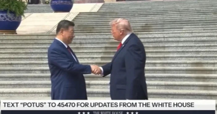 Трамп не смог перетянуть руку Си на себя во время рукопожатия ВИДЕО