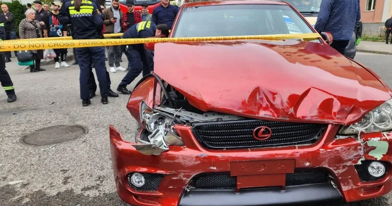 BMW ağaca çırpıldı 7 nəfər öldü