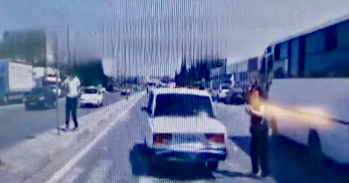 Sumqayıtda təhlükəli anlar: Sürücü avtobusun önündən çıxan piyadanı vurmasa da… VİDEO