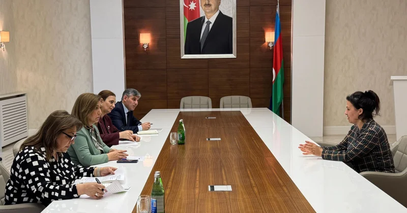 Dövlət Komitəsinin sədri Xızıda vətəndaşların müraciətlərini dinləyib