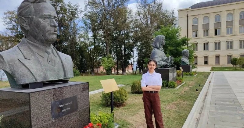 İndi rəssamdır, gələcəkdə isə həkim olmaq istəyir FOTO