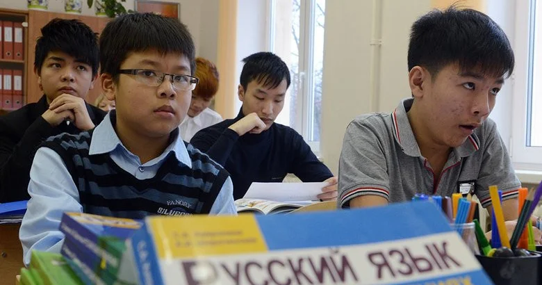В Госдуме предложили отменить бесплатное обучение для детей мигрантов