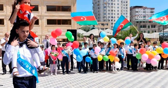Azərbaycanda 2024 2025 ci tədris ili məzunları “Son zəng”i qeyd edirlər