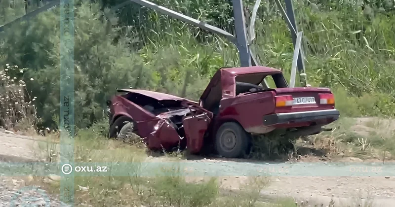 Bakı Qazax yolunda avtomobil işıq dirəyinə çırpıldı: Xəsarət alan var