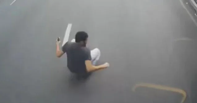 Avtobusun qarşısına qəfil çıxan piyada öldü Video