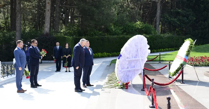 YAP nümayəndələri Ulu Öndərin məzarını, Şəhidlər xiyabanı və “Türk şəhidliyi” abidəsini ziyarət ediblər FOTOLAR