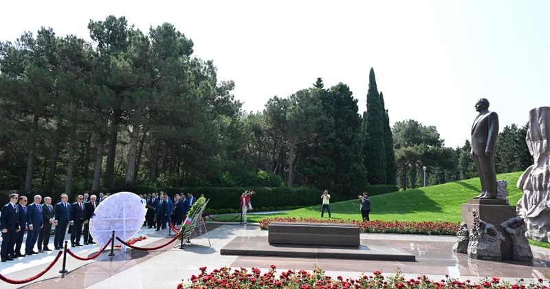 Şuşada keçiriləcək beynəlxalq konfransın iştirakçıları Ulu Öndər Heydər Əliyevin məzarını ziyarət ediblər