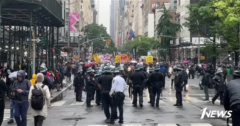 В Нью Йорке проходит многотысячный протест против политики Трампа