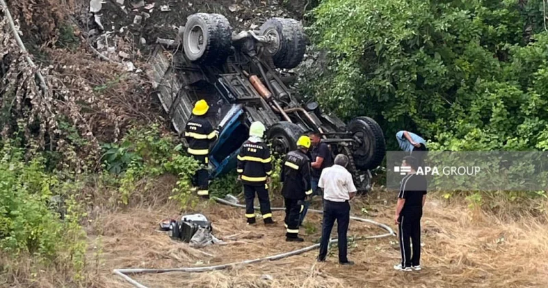В Шеки грузовик попал в ДТП, есть погибший и раненый
