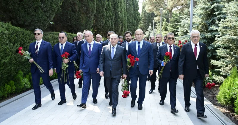 Konfrans iştirakçıları Heydər Əliyevin məzarını və Şəhidlər xiyabanını ziyarət ediblər FOTOLAR