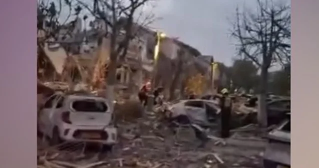 Zərbələrdən sonra Təl Əvivdə yaşayış binası çökdü Video