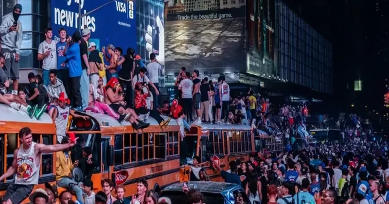 Nyu Yorkda çempionluq sevinci faciə ilə nəticələnib, Tayms meydanında yeniyetmə güllələnib FOTOLENT