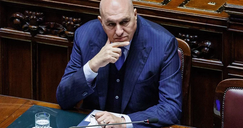 Repubblica: глава МО Италии угрожал отставкой из за сокращения расходов на оборону