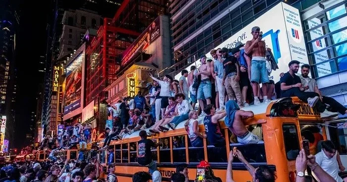 Basketbol azarkeşləri Nyu Yorkda avtobusu yandırdı Video