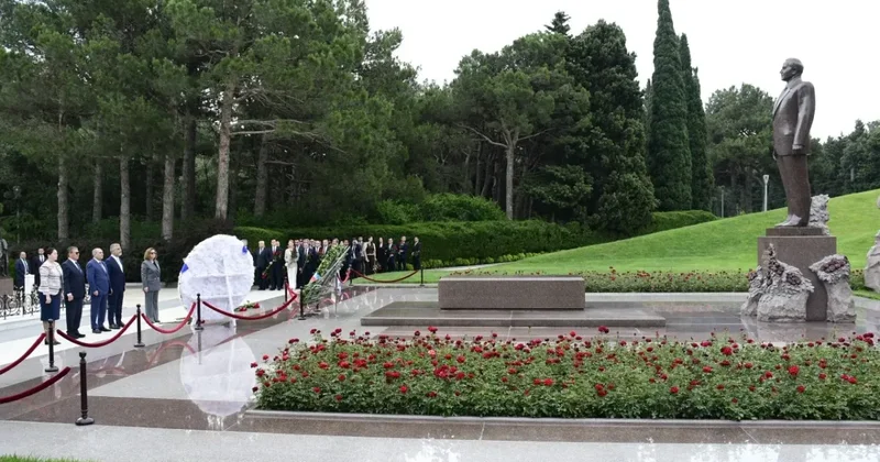 Beynəlxalq konfrans iştirakçıları Heydər Əliyevin məzarını və Şəhidlər xiyabanını ziyarət edib FOTOLAR