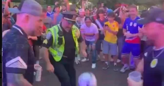 ABŞ da şotlandiyalı polis dünya çempionatı öncəsi futbol məharətini nümayiş etdirdi VİDEO