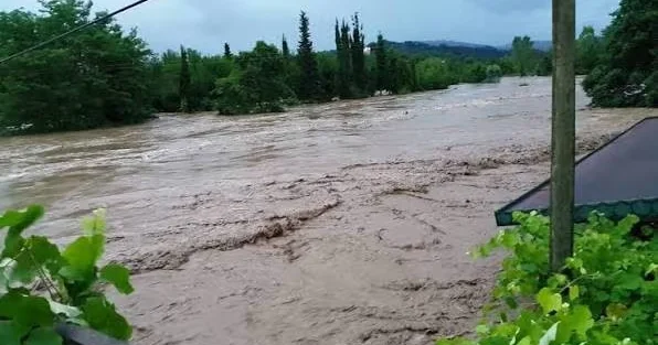 Azərbaycanda təbii fəlakət baş verdi Yol çökdü, əlaqə kəsilib
