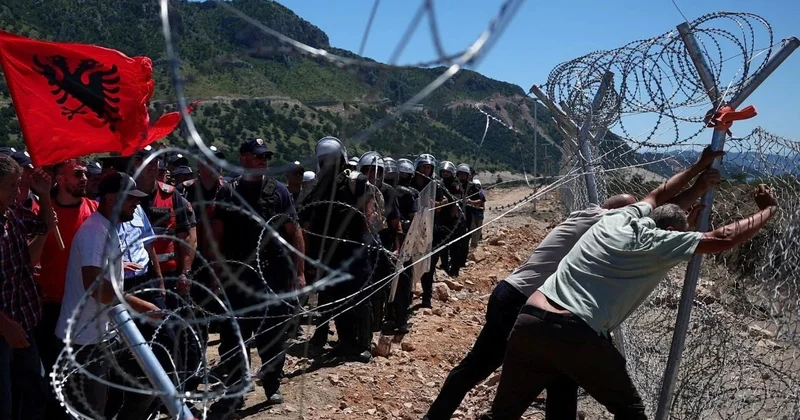 Etirazçılar Trampın kürəkənin istirahət zonasının hasarlarını SÖKDÜ