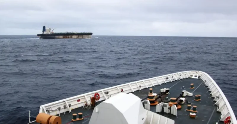 Britaniya La Manş boğazında Rusiyanın “kölgə donanmasına” məxsus neft tankerini saxlayıb