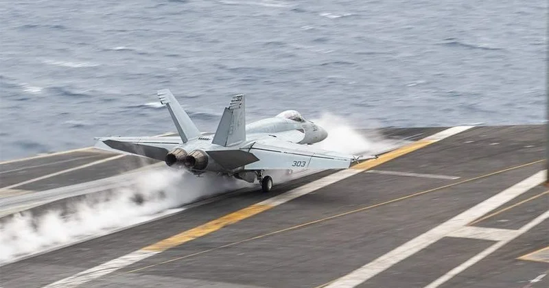 Истребитель F/A 18 Hornet упал у озера в штате Вашингтон ВИДЕО